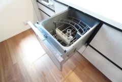 食事の後の手間を解消する食器洗い乾燥機付。冬場の洗い物で手荒れの悩みもなくなります。手洗いよりも節約できて便利
