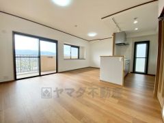 家族が集まる開放的なリビング。思い思いの時間を過ごしたり食事をしたり、素敵な団らんの場になりますね。 