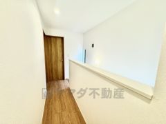 2階廊下です＾＾リビング階段は顔を合わせる時間が増えるので、ご家族とのコミュニケーションがとりやすく距離がグッと縮まりそうですね＾＾