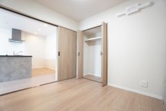 4.5帖洋室。 暖かい日差しが差し込む洋室です。たっぷり収納できるクローゼット付きでお部屋の中をすっきりと快適に保てます。