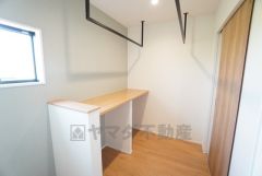 脱衣室兼ランドリールーム。 カウンター＆室内物干し付きで洗濯～アイロンがけまで完結できます＾＾ラク家事動線＾＾