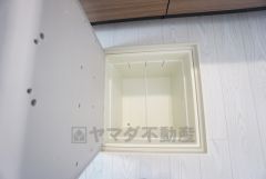 キッチンに床下収納があります。長期保存ができるもの、調理器具、防災グッズを入れておくのもいいですね。
