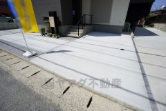 駐車スペースは2台分を確保。マイカー用に、お客さま用に、余裕を持ってご利用いただけます。