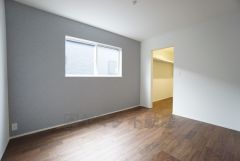 木の温もりを感じるフローリングとシックなクロスで住む人のこだわりを活かす洋室。ウォークインクローゼットもあり荷物もすっきり片付けられ、ゆとりのある暮らしが出来ます＾＾