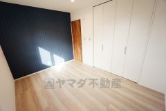 6帖の主寝室です。デザインクロスがアクセントになった落ち着いた雰囲気のお部屋です＾＾ベッドやデスクも置けるゆとりのある広さです＾＾