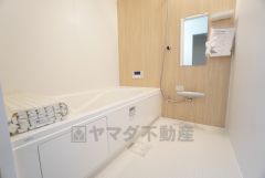 1日の疲れを癒すくつろぎのバスルーム。足を伸ばしてもゆったりと入れるサイズです。お子様と一緒にお風呂に入っても狭くないですね＾＾