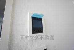 ドアを開けずに来訪者を確認できるモニター付インターフォン。防犯はもちろん、セールスマン対策にもなりますね＾＾