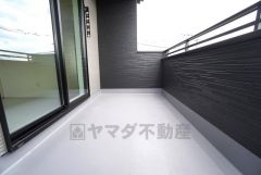 幅広のバルコニー付き。日当たり、風通し良好。お洗濯物も気持ちよく干せそうです＾＾