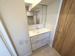 三面鏡裏収納付き洗面化粧台です＾＾ 歯磨きセットやスキンケア用品などの収納に便利ですね。生活感も隠すことができ、来客時にも安心です。 