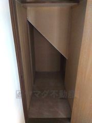 階段下には収納を設けています。生活用品のストック、清掃道具の収納場所としても重宝しますね＾＾