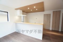 キッチン上部は折上天井でお洒落な空間＾＾窓から光が差し込む明るいダイニングです＾＾