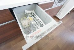 炊事時間を大幅に短縮できる食器洗浄乾燥機付き＾＾食器を洗う手間が減るので家族とのコミュニケーションの時間や自分の時間が増えますね。
