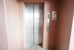 重い荷物を運ぶのにも便利なエレベーター付です。忙しい時にもスムーズに外出できます。