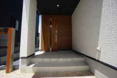玄関扉が奥まって設置されているので、雨にも濡れにくくなっています。