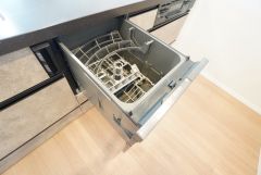 食事の後の手間を解消する食器洗い乾燥機付。冬場の洗い物で手荒れの悩みもなくなります。手洗いよりも節約できて便利。