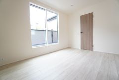 主寝室としてお使いいただけそうなこちらのお部屋は、日当たりが良く、爽やかな風を感じて起きる朝は、快適生活の始まりに。