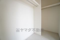 洋室にはハンガーパイプ付きのウォークインクローゼットが設けられています。たっぷり収納できるので衣替えの心配もいりませんね＾＾