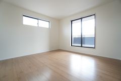 主寝室としてお使いいただけそうなこちらのお部屋は、日当たりが良く、爽やかな風を感じて起きる朝は、快適生活の始まりに。