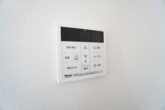 おいだき機能つきなのでお風呂に入る時間が異なるご家庭には嬉しいですね。ボタン一つで快適で便利な生活が＾＾