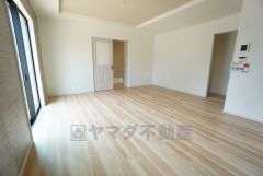 大きな窓のあるリビングは、陽光あふれる明るい空間です。居心地良く、ご家族皆がゆったり寛げる憩いの空間となりそうです。