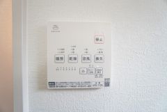 浴室暖房乾燥機には、暖房、乾燥、涼風、換気の4つの機能が付いています。タイマー付きです。換気・雨の日の洗濯も安心です＾＾
