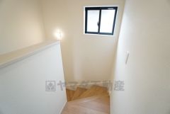 お子様も高齢の方も安心して上り下りができる手摺がついた安心設計です。 階段には小窓を配置しました。日中でも暗くなりがちな階段下が明るくなり安全ですね。