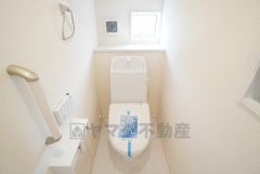 1階2階の2ヶ所にトイレがありますので、忙しい朝にも家族に気を使わず、ゆとりが生まれますね＾＾ 小窓付きで換気する時に便利です＾＾