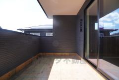 広々としたバルコニー。 天気のいい日にはお布団もまとめて干せそうですね＾＾ 屋根があるため天候に左右されにくいことでしょう。