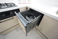 食後の時間にゆとりを与えてくれる食器洗い乾燥機。操作ボタンも上面にあるので、腰をかがめずに操作が楽々。