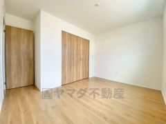 6.5帖洋室。主寝室としてお使いいただけそうなこちらのお部屋は、日当たりが良く、爽やかな風を感じて起きる朝は、快適生活の始まりに。