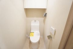 壁リモコンタイプのウォシュレット付きトイレです。すっきりした見た目で、トイレ奥の掃除もしやすいです＾＾