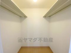 2階洋室にハンガーパイプ付きのウォークインクローゼットが設けられています。たっぷり収納できるので衣替えの心配もいりませんね＾＾ 