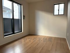 6.5帖洋室。主寝室としてお使いいただけそうなこちらのお部屋は、日当たりが良く、爽やかな風を感じて起きる朝は、快適生活の始まりに。