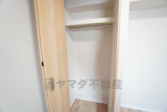 洋室にはハンガーパイプ付きのウォークインクローゼットが設けられています。 すっきりと整理整頓でき気持ちよく過ごせますね＾＾