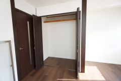寝室にはクローゼットも付いています＾＾使用頻度が少ないものは枕棚の上に、足元には3段ボックスを置いて、フル活用できますね＾＾大きめのスーツケースなどもすっきりと収納できます＾＾全居室収納付き＾＾
