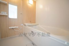 1日の疲れを癒すくつろぎのバスルーム。足を伸ばしてもゆったりと入れるサイズです。お子様と一緒にお風呂に入っても狭くないですね＾＾