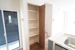 まとめ買いしてもこの収納量なら心配要らずのパントリー。調理家電や食品のストックをすっきりまとめられ、キッチン周りを広々使えます。