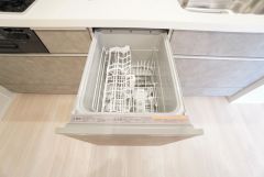 家事の時間が短縮できるフルオープンで開けやすい食器洗い乾燥機付。食事後に家族とのくつろぎタイムをしっかり取れます。