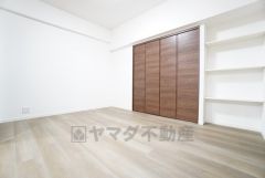 6帖洋室。主寝室としてお使いいただけそうなこちらのお部屋は、日当たりが良く、爽やかな風を感じて起きる朝は、快適生活の始まりに。