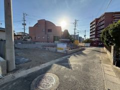 前面道路は西側約4.3ｍ、北側約3.8ｍの公道に面しています＾＾