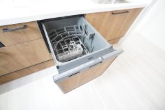 炊事時間を大幅に短縮できる食器洗浄乾燥機付き＾＾食器を洗う手間が減るので家族とのコミュニケーションの時間や自分の時間が増えますね。