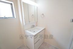 三面鏡裏収納付き洗面化粧台です＾＾ 歯磨きセットやスキンケア用品などの収納に便利ですね。