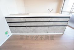 システムキッチンには大容量の収納付き。奥まで見渡せる引き出しタイプで、ストック類もスッキリ隠して収納できます。