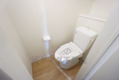 ウォシュレット付きトイレです。1階2階の2ヶ所にトイレがあるので、忙しい朝にもゆとりができますね＾＾