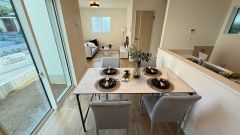 大きな掃き出し窓のあるリビングは、陽光あふれる明るい空間です。ゆったりと寛げる憩いの場となりそうです。 