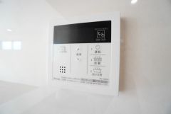 キッチン横からお湯張り、追い炊き、足し湯がボタン一つで楽々操作できる給湯機リモコンです。忙しい夕飯準備の時間帯に重宝しますね。