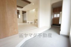 リビングとつながるマルチエントランス＾＾ベビーカーやゴルフバッグなどもしっかり収納できます＾＾天気のいい日にはお子様と玄関先で日向ぼっこも出来そうですね＾＾