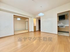 家族が集まる開放的なリビング。思い思いの時間を過ごしたり食事をしたり、素敵な団らんの場になりますね。 