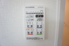 浴室暖房乾燥機には、暖房、乾燥、涼風、換気の4つの機能が付いています。タイマー付きです。換気・雨の日の洗濯も安心です＾＾