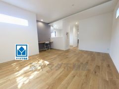 17帖。家族が集まる開放的なリビング。思い思いの時間を過ごしたり食事をしたり、素敵な団らんの場になりますね。